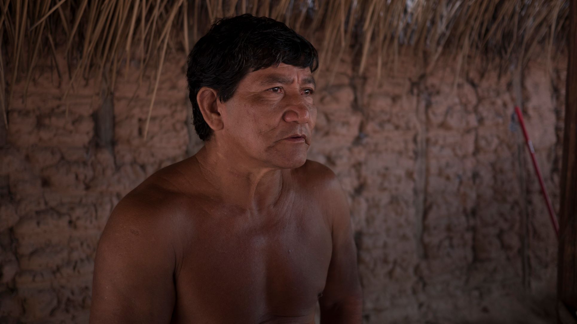Portrait des Guajajara-Waldwächters als einer der Protagonisten im Dokumentarfilm.