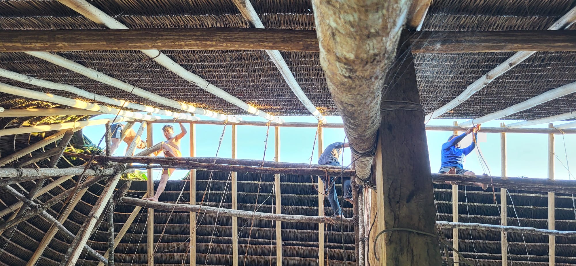 Bau eines traditionellen Daches mit Palmwedeln, Sicht von unten