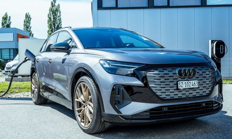 Elektroauto mit Ladestation