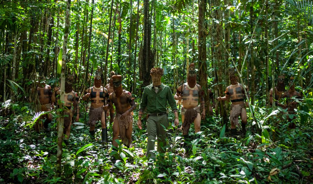 Eingeborene im Wald aus der Netflix-Serie Frontera Verde