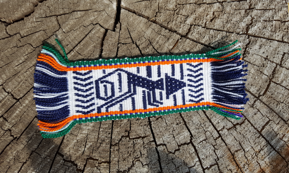 Blau-grün-oranges Buchzeichen hergestellt von den indigenen Chachi aus Ecuador.