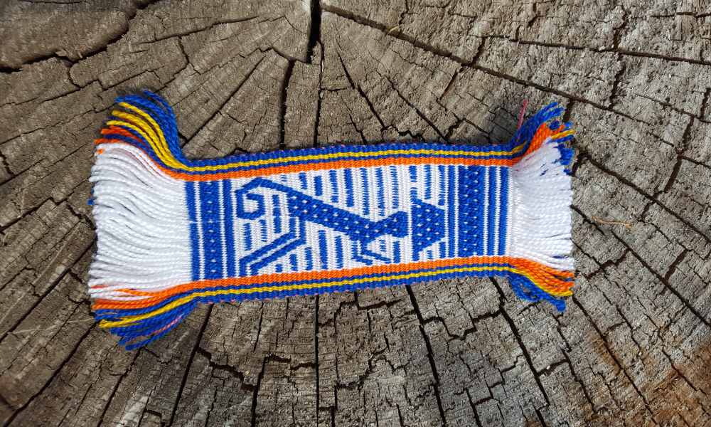 Blau-gelb-oranges Buchzeichen hergestellt von den indigenen Chachi aus Ecuador.
