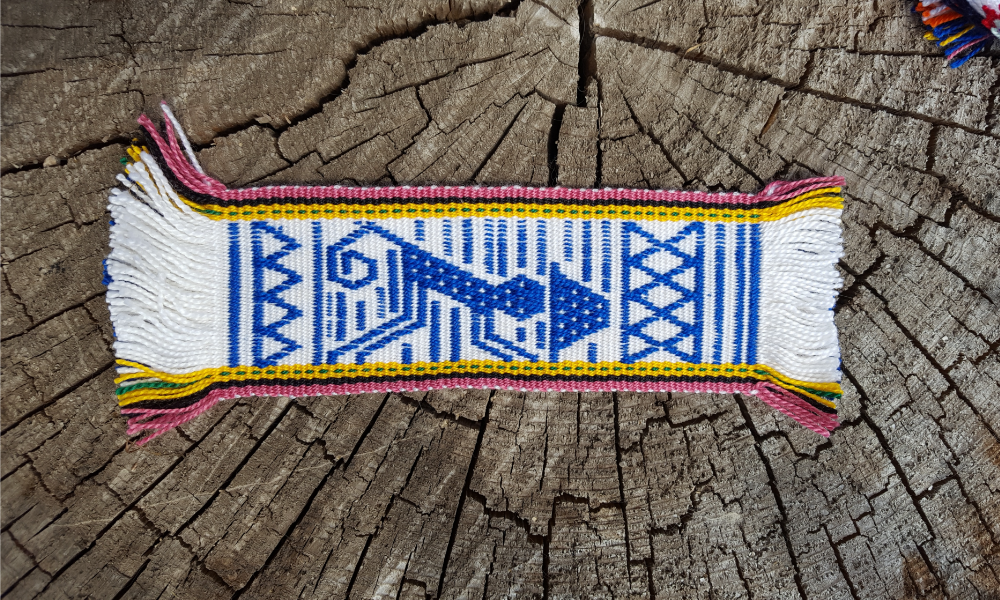 Blau-gelb-rosa Buchzeichen hergestellt von den indigenen Chachi aus Ecuador.