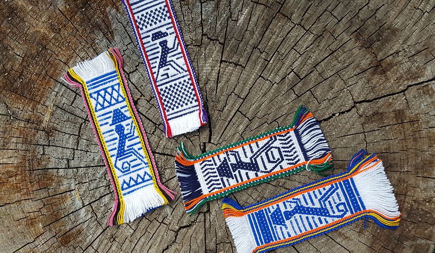 Buchzeichen in verschiedenen Farben hergestellt von den indigenen Chachi aus Ecuador.